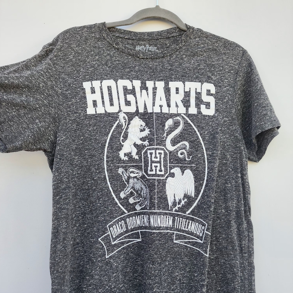 Warner Bros. Gray Hogwarts Short Sleeve Tee